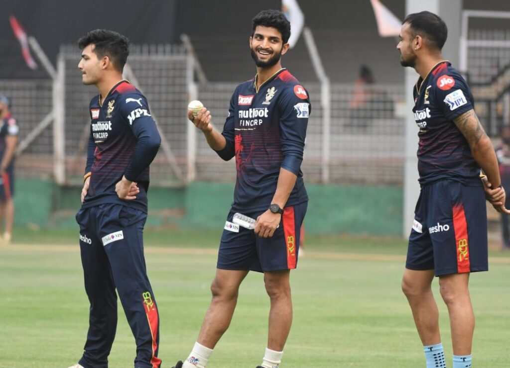 Suyash Prabhudessai with rcb team in camp